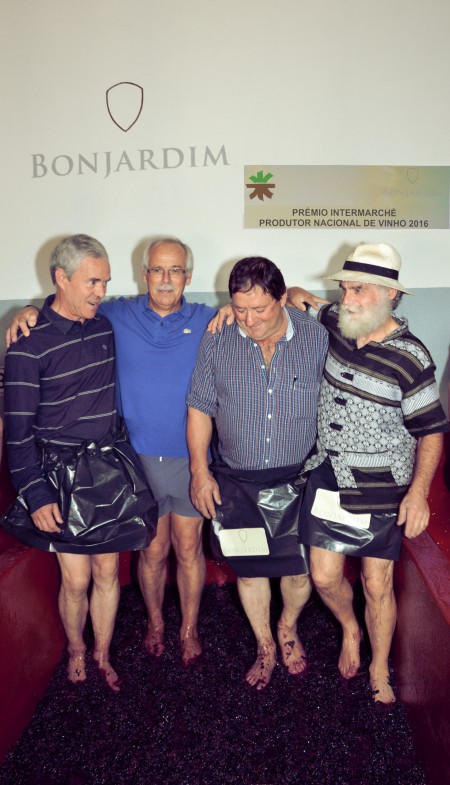 /fileuploads/Noticias e Eventos/_Presidente pisa uvas.jpg